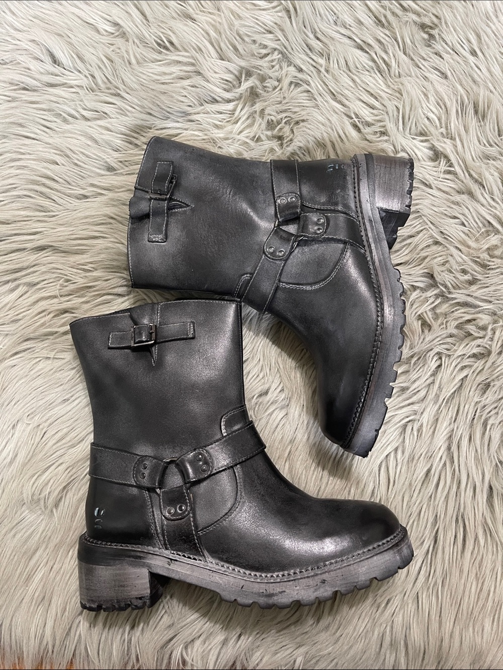 Roan by bed|tud boots